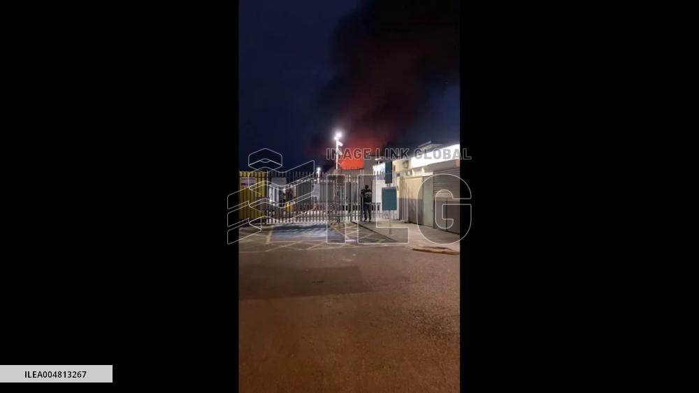 UK: Fire Breaks Out at Winter Sports Store in Forest Hill, London 3