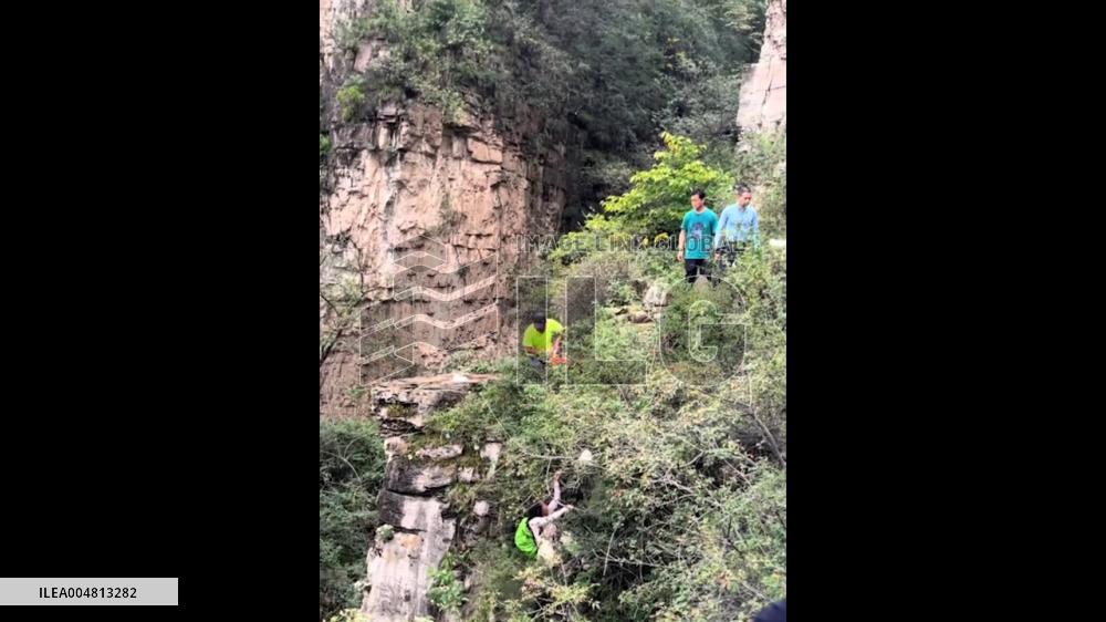 China: Hikers Rescue Woman Clinging to Cliff in Shanxi