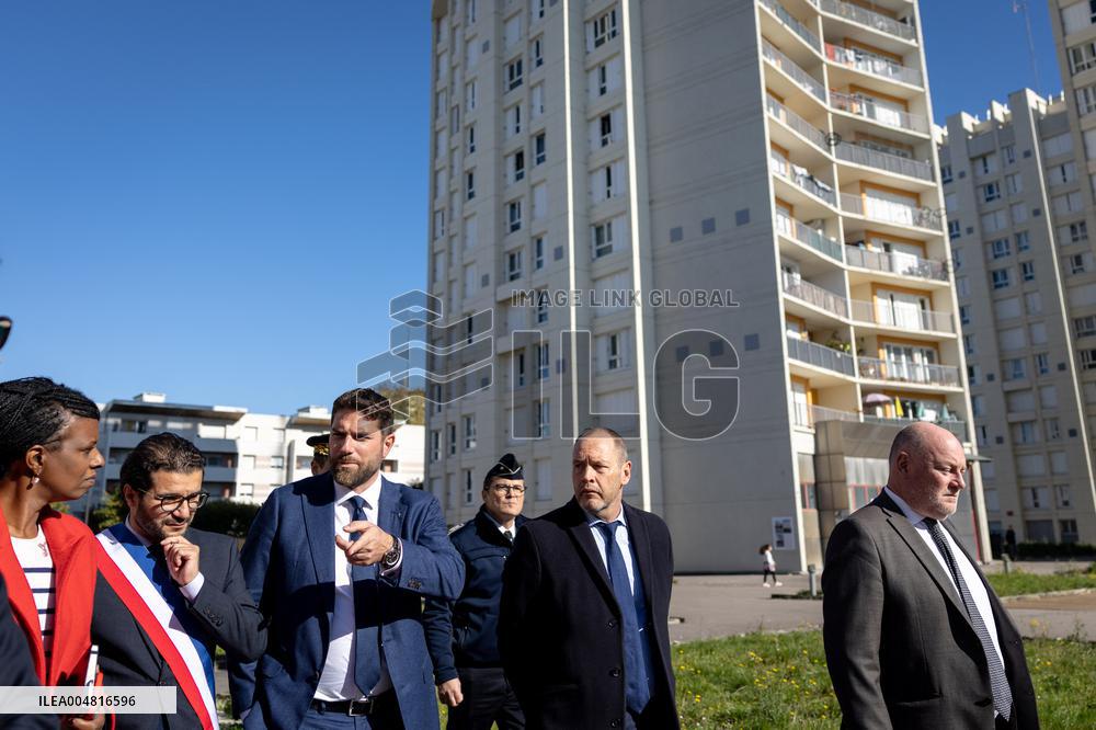 Vincent Jeanbrun visits sensitive HLM neighborhoods - Around Melun AJ