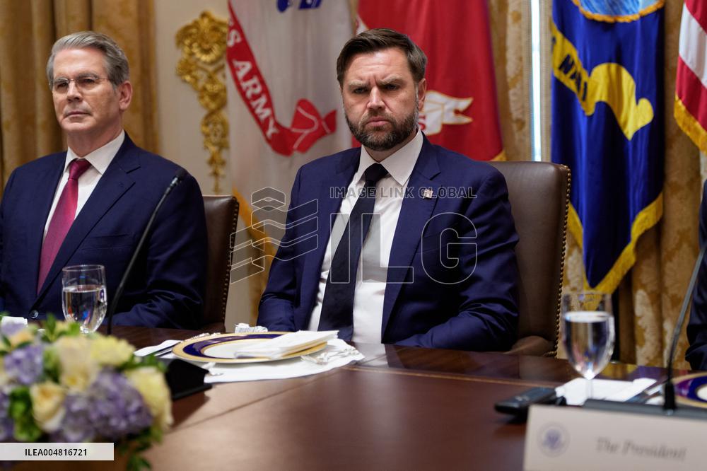 DC: President Trump hosts Bilateral Lunch with the President of Ukraine