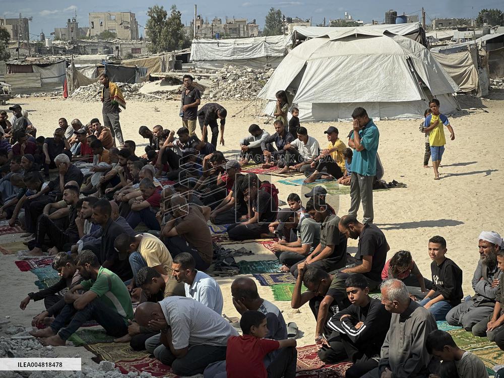 Gazans Pray Amid Destruction - Khan Yunis