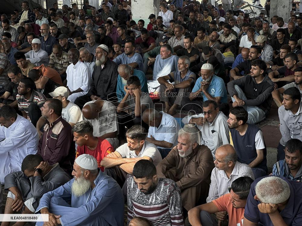 Gazans Pray Amid Destruction - Khan Yunis