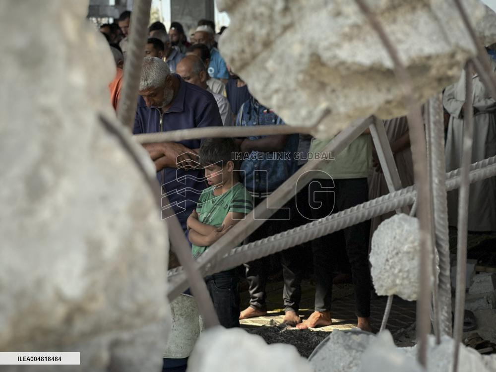 Gazans Pray Amid Destruction - Khan Yunis