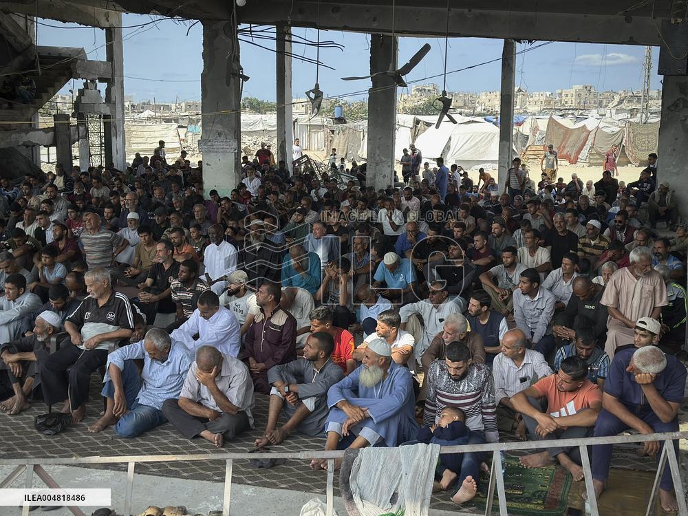 Gazans Pray Amid Destruction - Khan Yunis