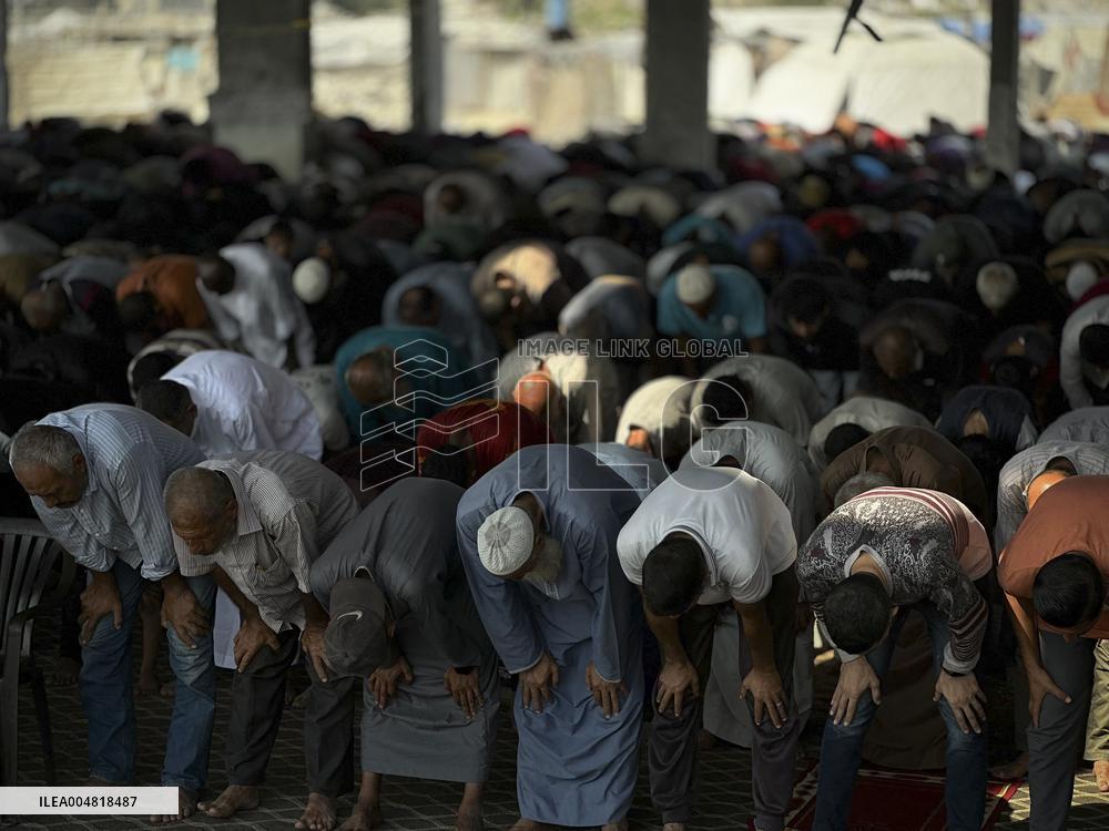 Gazans Pray Amid Destruction - Khan Yunis