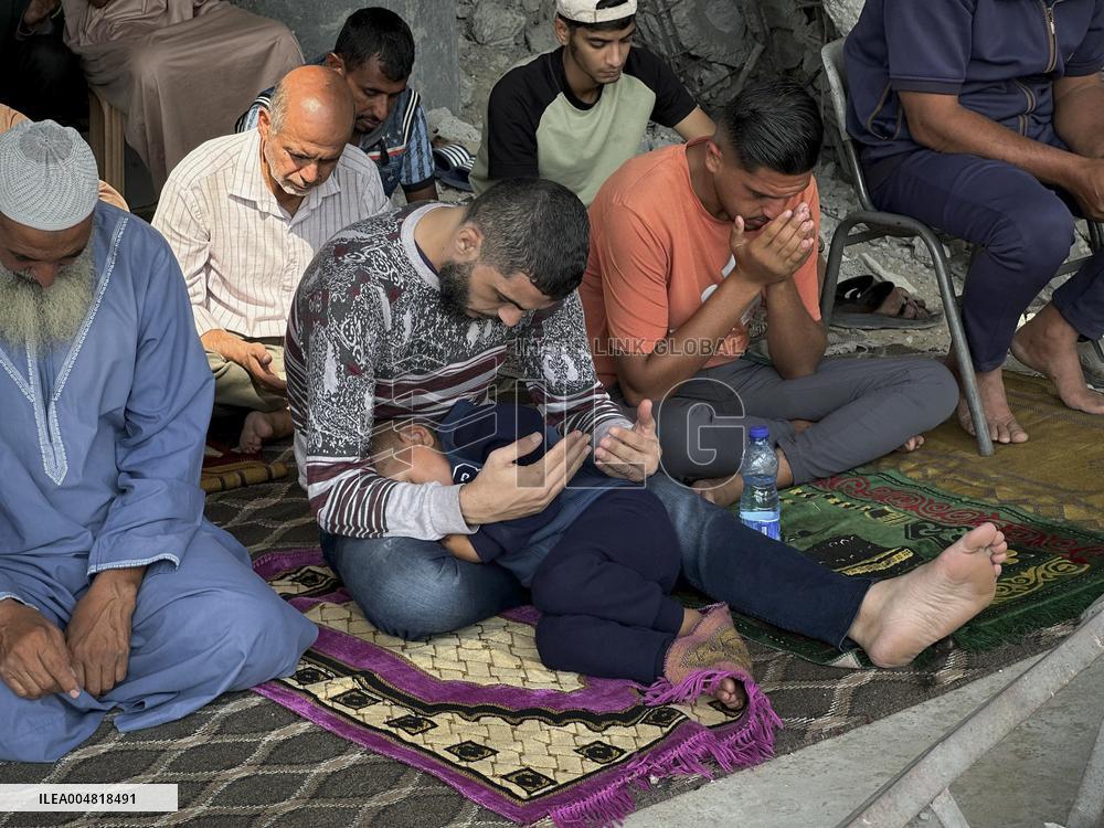 Gazans Pray Amid Destruction - Khan Yunis