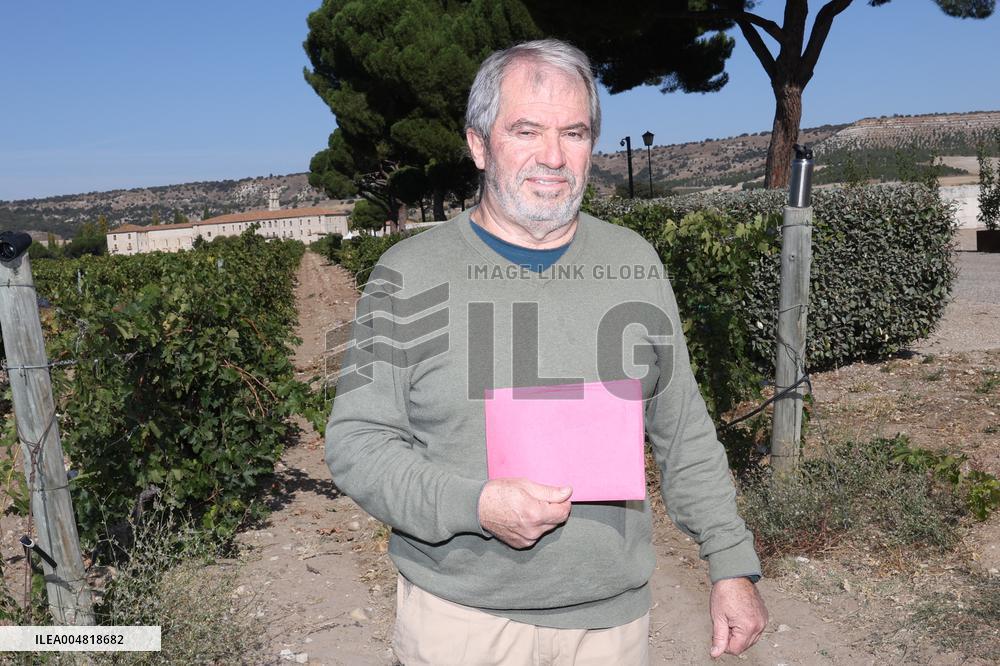 Fan Sneaks Into Stella del Carmen's Banderas Wedding - Spain