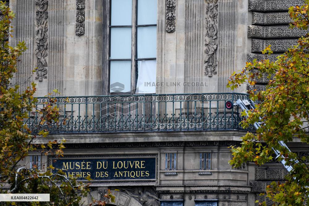Robbery at the Louvre Museum - Paris