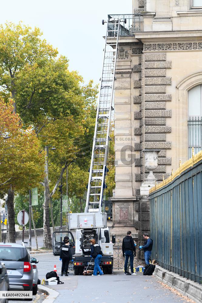 Robbery at the Louvre Museum - Paris