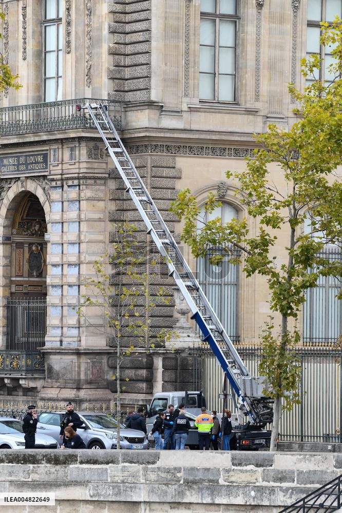 Robbery at the Louvre Museum - Paris