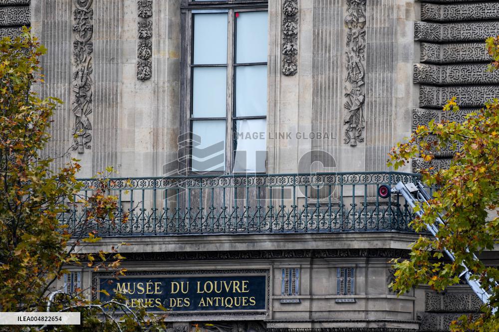 Robbery at the Louvre Museum - Paris