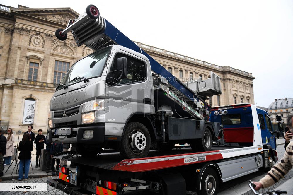 Robbery at the Louvre Museum - Paris