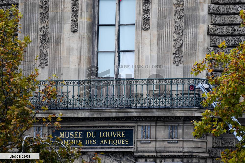 Robbery at the Louvre Museum - Paris