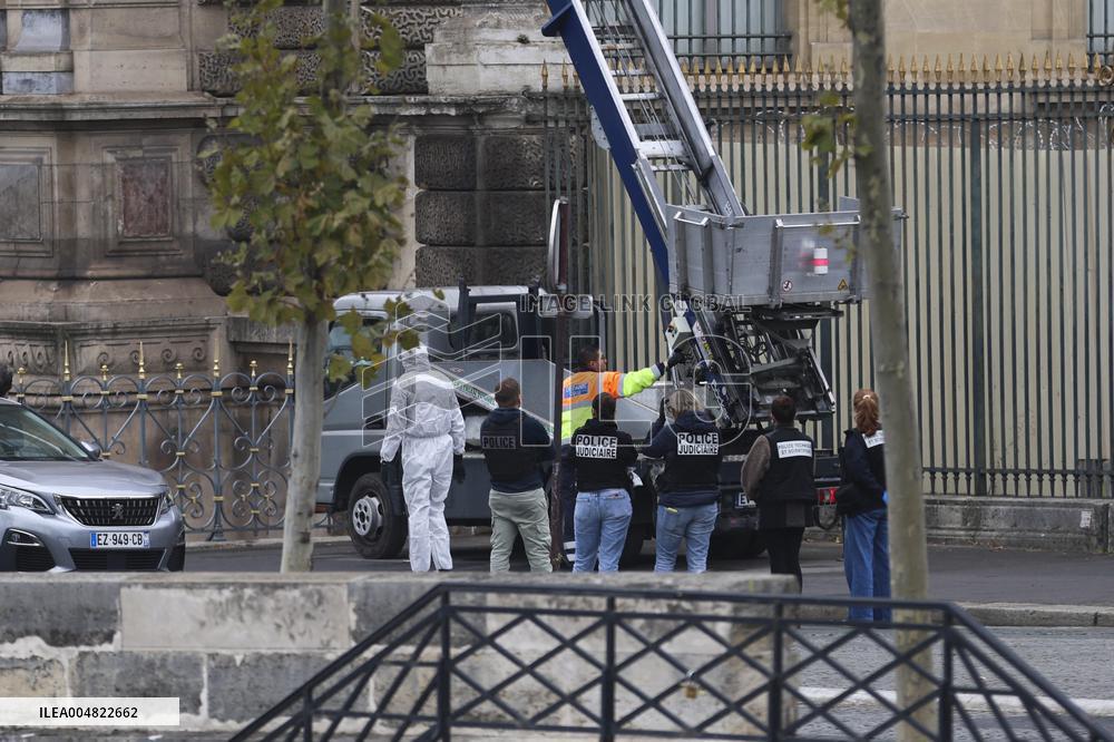 Robbery at the Louvre Museum - Paris