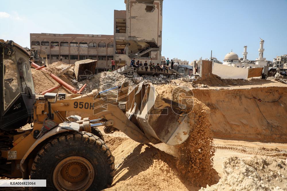 A Bulldozer Is Used In Search Of Bodies Of Israeli Hostages - Gaza