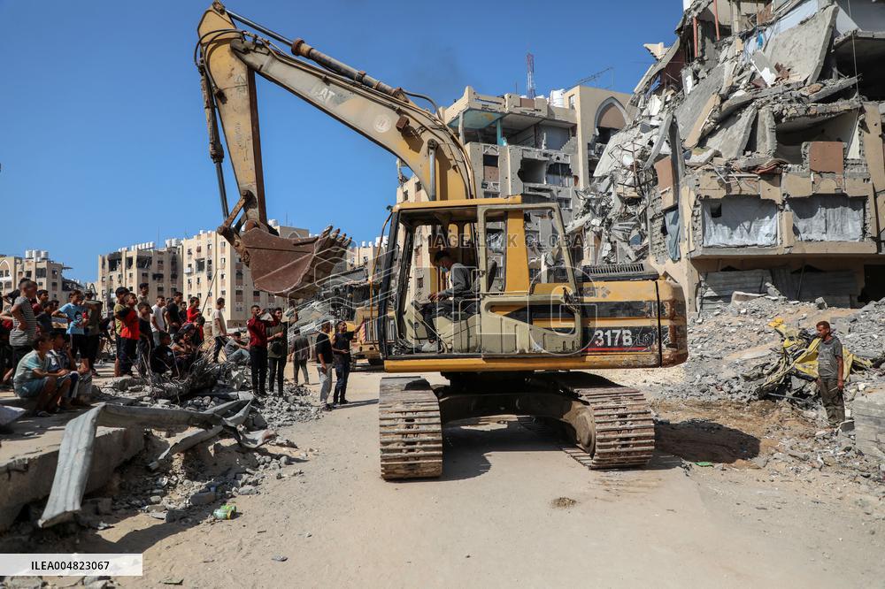 A Bulldozer Is Used In Search Of Bodies Of Israeli Hostages - Gaza