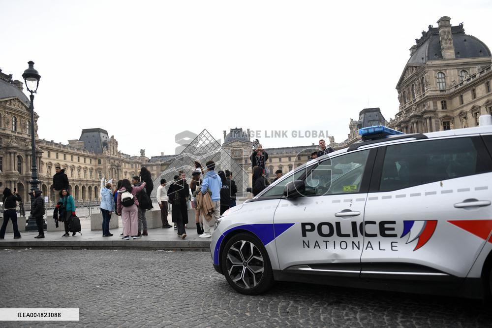 Robbery at the Louvre Museum - Paris