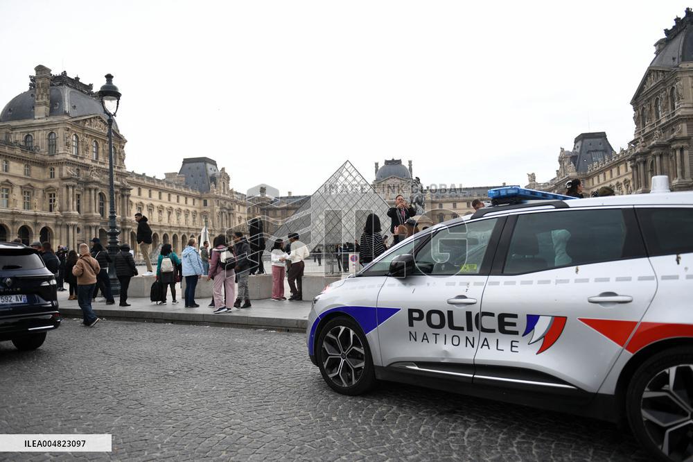 Robbery at the Louvre Museum - Paris