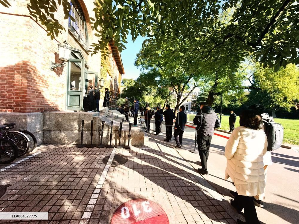 The Masses Mourn The Passing of  YANG Chen Ning in Tsinghua University