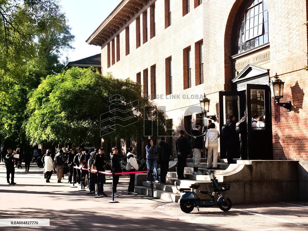 The Masses Mourn The Passing of  YANG Chen Ning in Tsinghua University