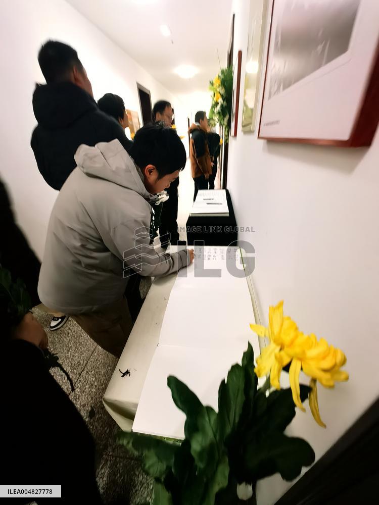 The Masses Mourn The Passing of  YANG Chen Ning in Tsinghua University