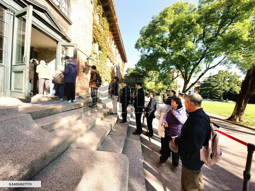 The Masses Mourn The Passing of  YANG Chen Ning in Tsinghua University