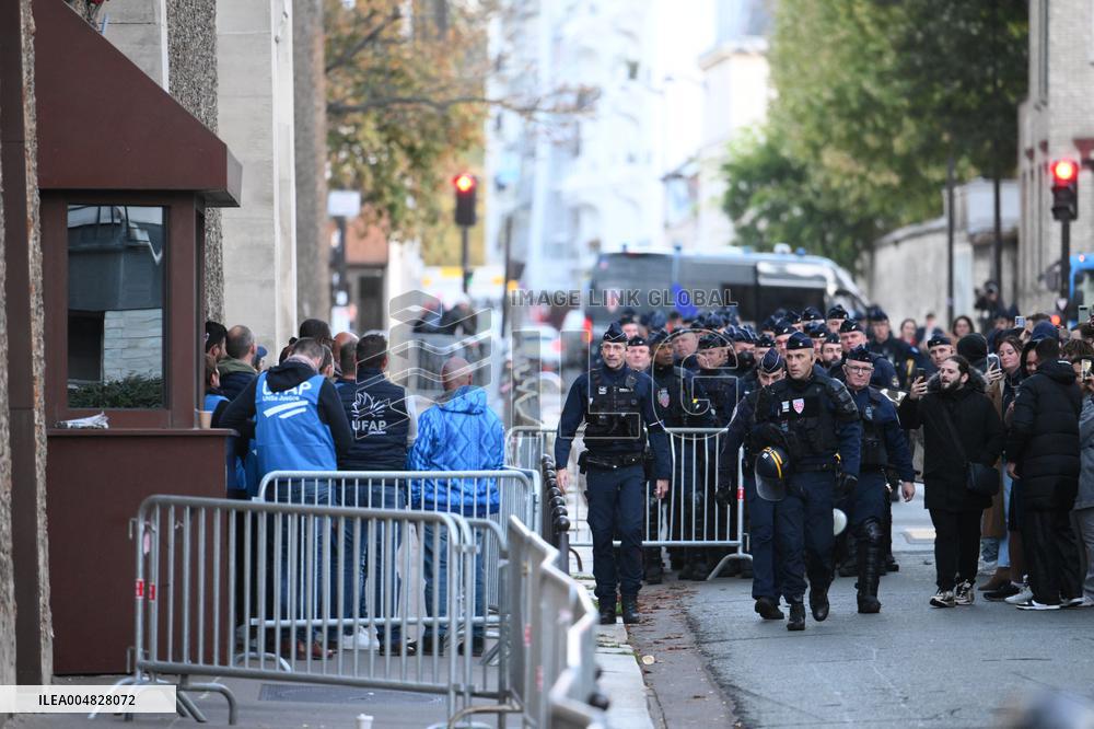 Awaiting Sarkozy s Arrival at La Sante Prison - Paris