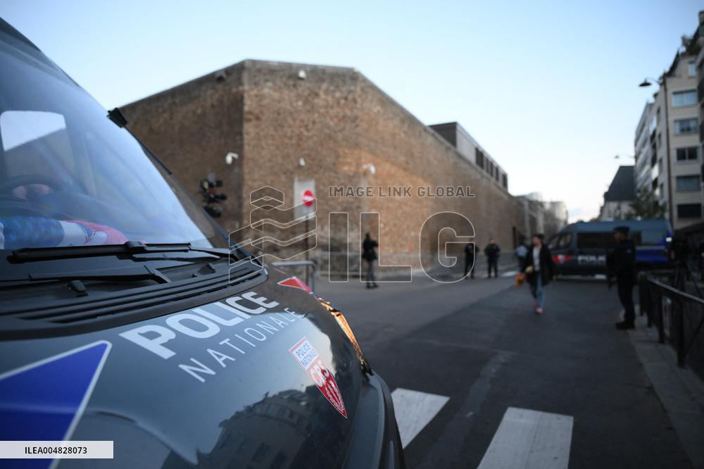 Awaiting Sarkozy s Arrival at La Sante Prison - Paris