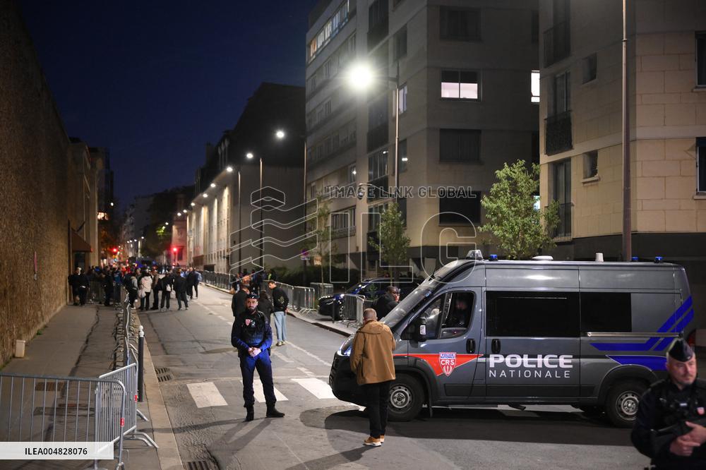 Awaiting Sarkozy s Arrival at La Sante Prison - Paris