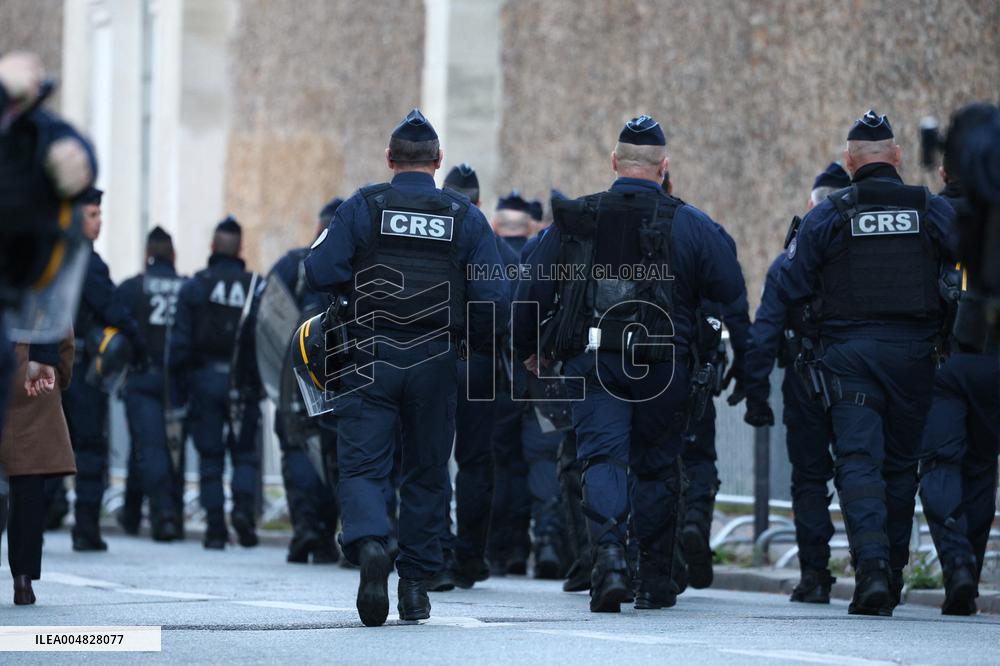 Awaiting Sarkozy s Arrival at La Sante Prison - Paris