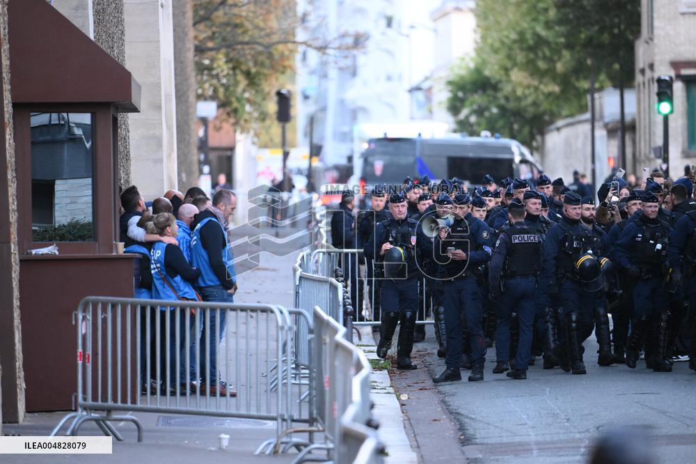 Awaiting Sarkozy s Arrival at La Sante Prison - Paris