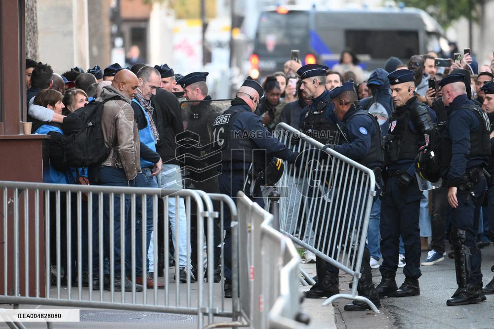 Awaiting Sarkozy s Arrival at La Sante Prison - Paris