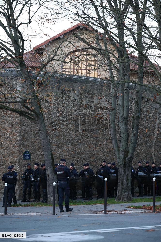 Awaiting Sarkozy s Arrival at La Sante Prison - Paris