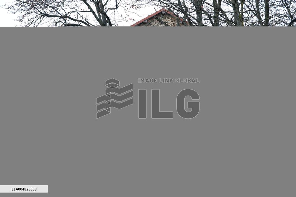 Awaiting Sarkozy s Arrival at La Sante Prison - Paris