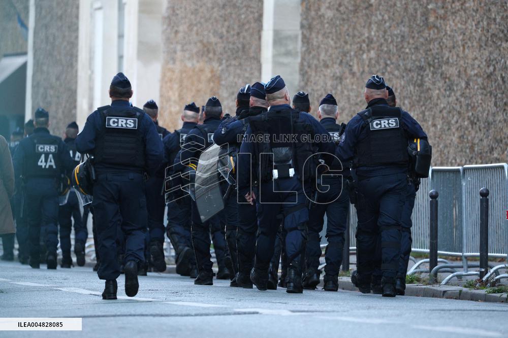 Awaiting Sarkozy s Arrival at La Sante Prison - Paris
