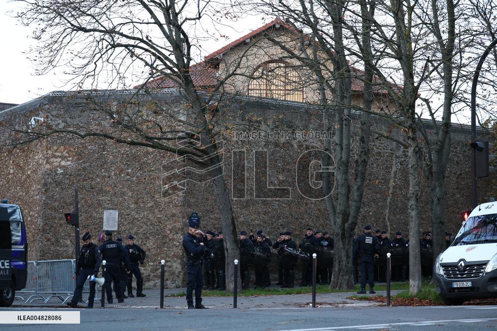 Awaiting Sarkozy s Arrival at La Sante Prison - Paris
