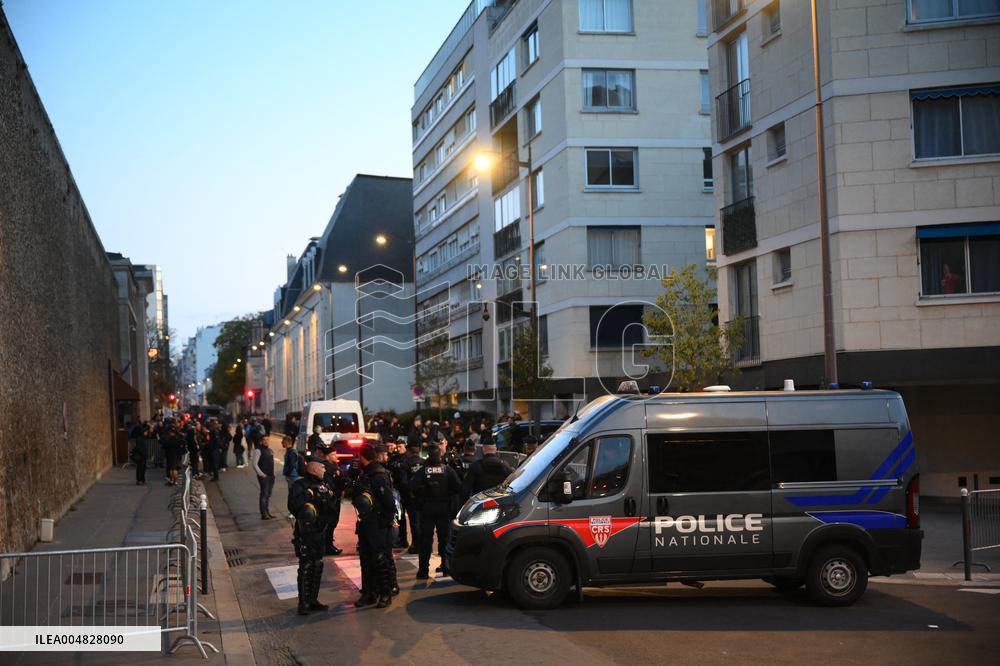 Awaiting Sarkozy s Arrival at La Sante Prison - Paris