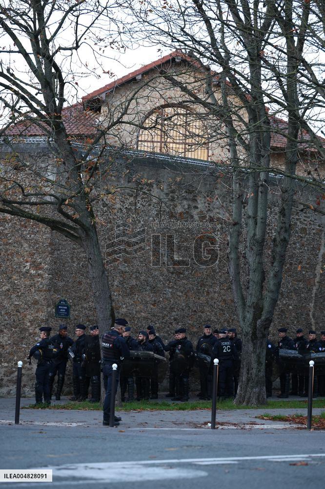 Awaiting Sarkozy s Arrival at La Sante Prison - Paris