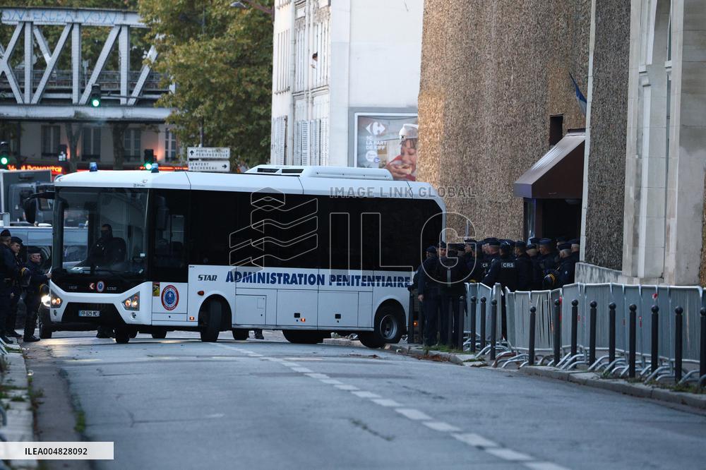 Awaiting Sarkozy s Arrival at La Sante Prison - Paris