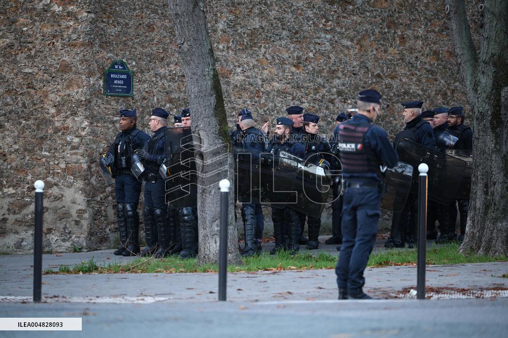 Awaiting Sarkozy s Arrival at La Sante Prison - Paris