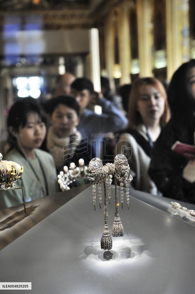 Robbery at the Louvre Museum - French Crown Jewels - Paris