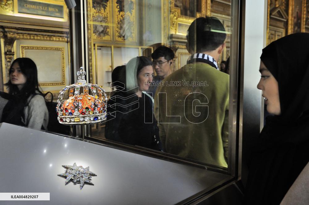 Robbery at the Louvre Museum - French Crown Jewels - Paris