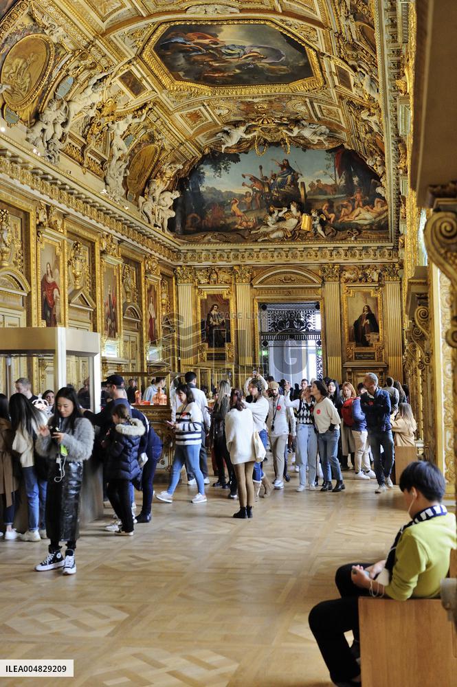 Robbery at the Louvre Museum - French Crown Jewels - Paris