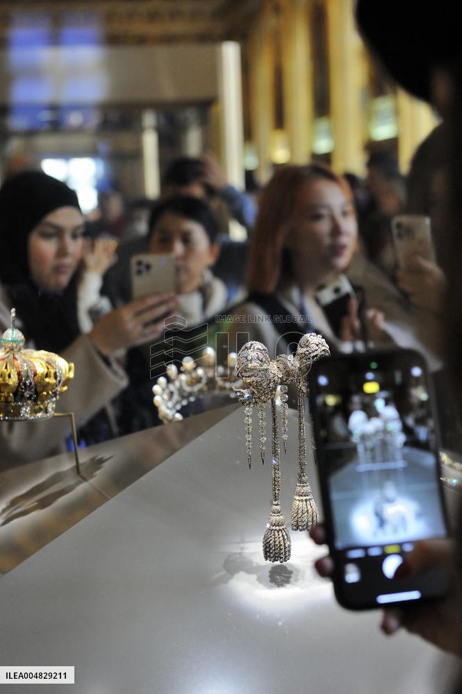 Robbery at the Louvre Museum - French Crown Jewels - Paris
