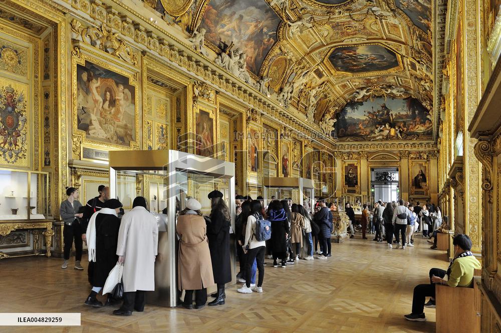 Robbery at the Louvre Museum - French Crown Jewels - Paris
