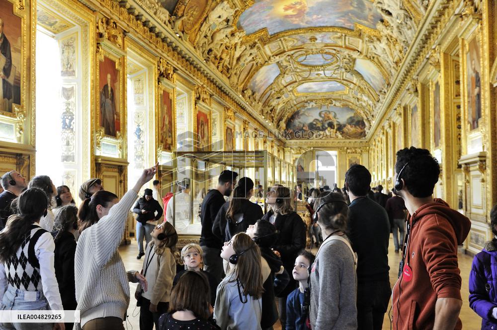 Robbery at the Louvre Museum - French Crown Jewels - Paris