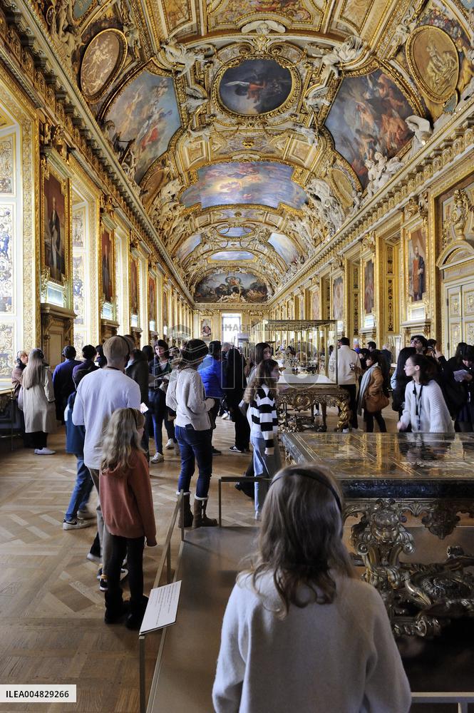 Robbery at the Louvre Museum - French Crown Jewels - Paris