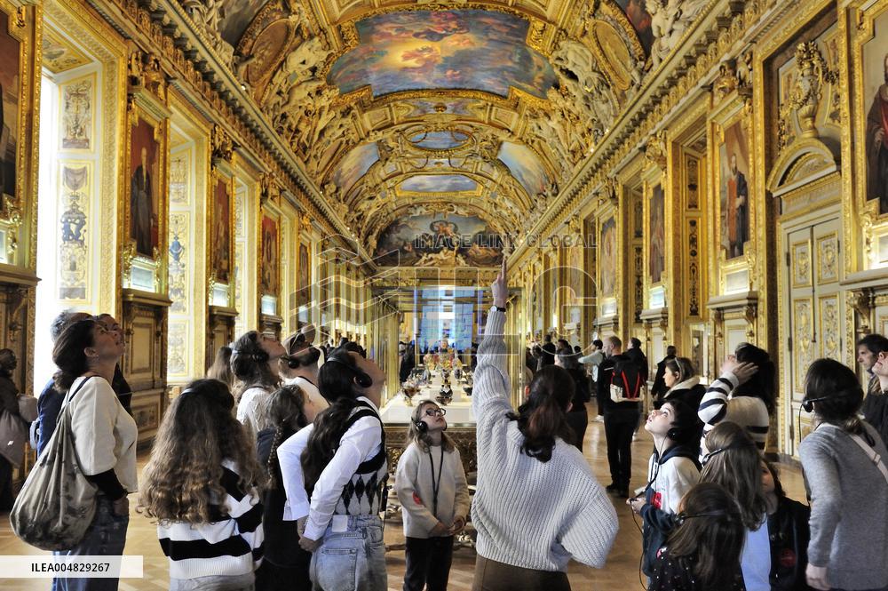 Robbery at the Louvre Museum - French Crown Jewels - Paris