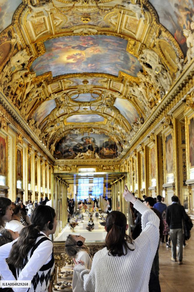 Robbery at the Louvre Museum - French Crown Jewels - Paris