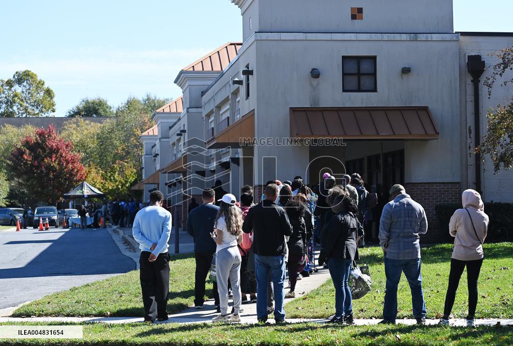 Food Distribution for Unpaid Federal Employees During the Shutdown - USA